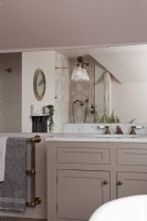 Détail de la vanité, lavabo encastré en marbre et robinets en laiton.