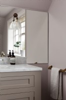 Détail du miroir, appliques murales dans la salle de bain rose classique
