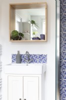 Détail de l'évier dans la salle de bains familiale contemporaine bleue et blanche