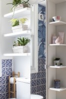 Détail des étagères et du miroir. Salle de bains familiale contemporaine bleue et blanche