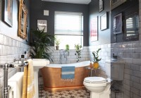 Salle de bain familiale avec baignoire en cuivre peint