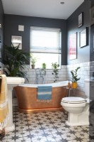 Salle de bain familiale avec baignoire en cuivre