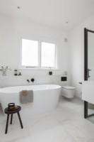 Superbe salle de bain moderne en noir et blanc.