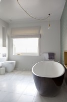 Salle de bain contemporaine avec bain complet et douche