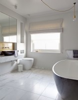 Salle de bain contemporaine avec bain complet et douche