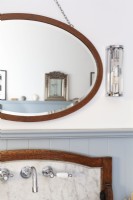 Détail lavabo et vasque, robinetterie classique, miroir ovale.