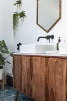 Meuble vasque en bois contemporain dans salle de bain