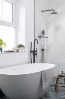 Baignoire autoportante contemporaine dans une salle de bain bleue et blanche