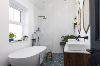 Salle de bain familiale contemporaine bleu et blanc