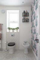 Salle de bain familiale classique avec papier peint caractéristique