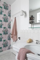 Salle de bain familiale classique avec papier peint caractéristique