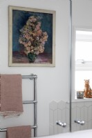 Reflet de peinture florale et radiateur sèche-serviettes