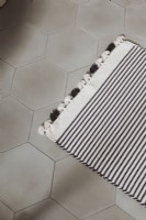 Carrelage hexagonal dans une salle de bain contemporaine