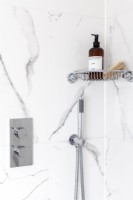 Close up de marbre et robinet de douche dans une salle de bains classique