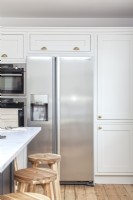 Réfrigérateur-congélateur de style américain dans une cuisine neutre