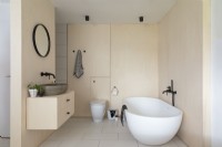 Salle de bain contemporaine avec panneaux contreplaqués
