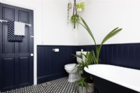 Salle de bain victorienne bleue et blanche