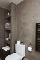 Murs en tadelakt dans une salle de bain contemporaine