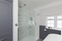 Salle de douche classique avec panneaux gris et carreaux de marbre
