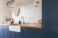 Cuisine de campagne de style shaker avec armoires peintes en bleu