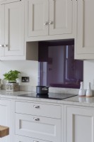 Table de cuisson à induction dans la cuisine grise et violette.