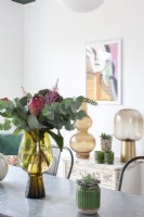 Close up de vase et de fleurs sur la table à manger
