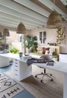 Bureau et chaise dans un atelier de salon de jardin moderne