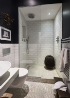 Contraste blanc et sombre contemporain dans une salle de bain avec douche à l'italienne.