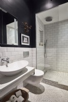 Salle de bain moderne avec carrelage blanc et murs peints en noir