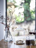 Arrangement rétro de fleurs et de verrerie sur la table à manger
