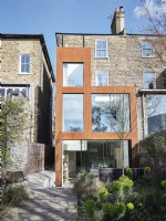 Extension de maison contemporaine avec baies vitrées