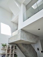 Escalier en béton dans une maison minimaliste