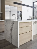Meuble de cuisine en marbre avec tiroirs en bois