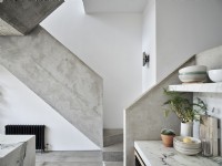 Escalier de style industriel en béton gris dans une cuisine ouverte