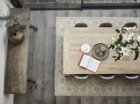 Table à manger en bois rustique et banc avec plantes d'intérieur