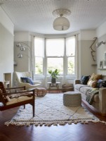 Un salon contemporain avec un mélange éclectique de meubles.
