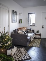 Salon nordique avec canapé et sapin de Noël