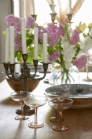 Affichage de candélabres et verres de champagne sur une table à manger.