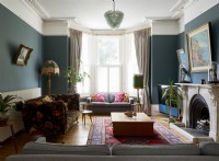 Salon dans une villa victorienne avec canapé en velours