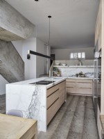 Parquet lambrissé et tiroirs en bois dans la cuisine moderne
