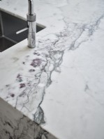 Surface de cuisine en marbre élégante en gris et blanc