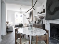 Salon moderne avec table en marbre