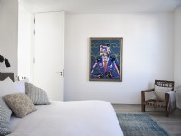 Chambre minimaliste avec des œuvres d'art colorées