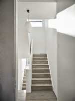 Escalier minimaliste et hall aux tons feutrés