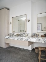 Salle de bain minimaliste avec lavabo et surfaces en marbre