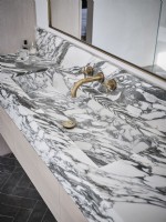 Lavabo en marbre gris et blanc avec robinets dorés