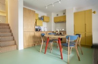 Cuisine intégrée dans Barbican Maisonnette avec table et chaises