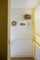 Couloir pastel jaune dans l'appartement Barbican