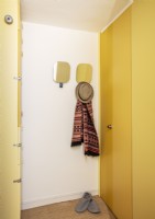 Couloir pastel jaune dans l'appartement Barbican