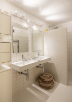 Salle de bain rétro dans l'appartement de la barbacane